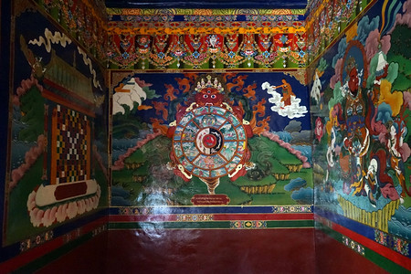 庆隆修道院墙上的照片背景图片