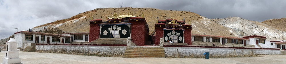 Kairash山附近Tirthapuri修道院的寺庙图片