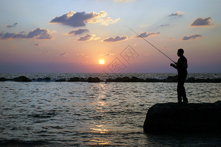 地中海域的塞浦路斯渔民和日落图片