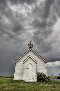加拿大萨斯喀彻温省古老乡村教堂暴云图片