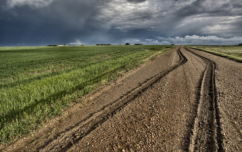 加拿大草原暴风雨之后的泥铁轨图片