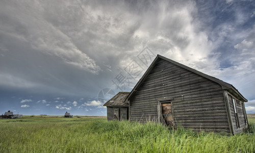 加拿大草原地区暴风雨下荒废的农场图片
