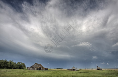 加拿大草原地区暴风雨下荒废的农场图片