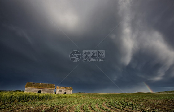 加拿大草原地区暴风雨下荒废的农场图片