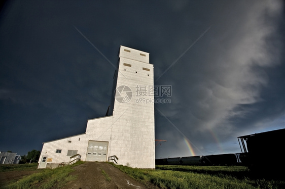 加拿大萨斯喀彻温省Prairie谷物电梯暴云图片