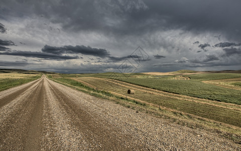 加拿大萨斯喀彻温地区道路和风暴云图片