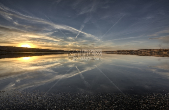 日落富彩和宁静的布法罗湖图片