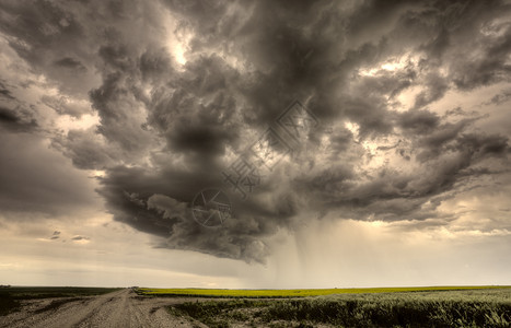 加拿大风暴云警告萨斯喀彻温不祥的天空图片