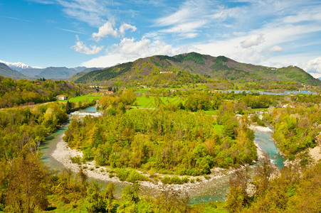 皮埃蒙特意大利阿尔卑斯山脚丘的河弯图片