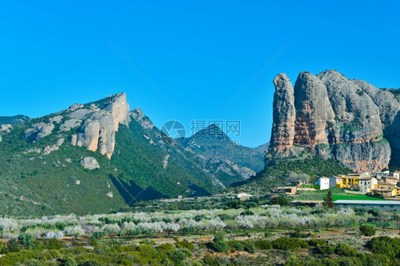 比利牛斯山脉岩脚上的西班牙中世纪村图片