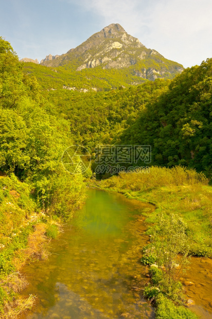 意大利多洛米特山区河图片