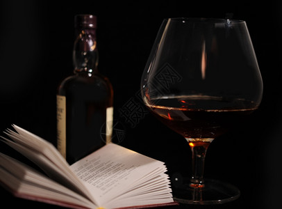 澳大利亚葡萄酒仍然与瓶子玻璃和开放书一起生活背景
