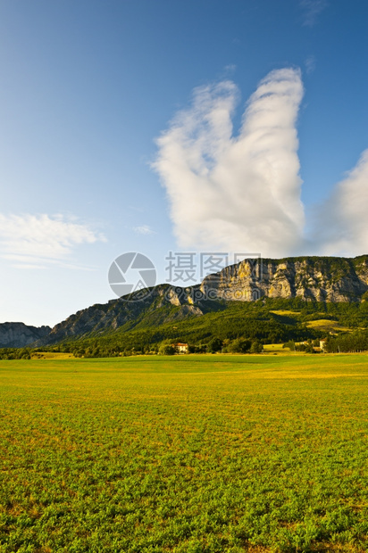 法国阿尔卑斯山的Fields环绕农场图片