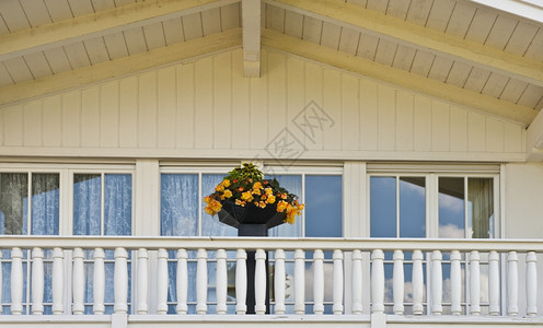 在德国巴伐利亚用鲜花装饰的阳台图片