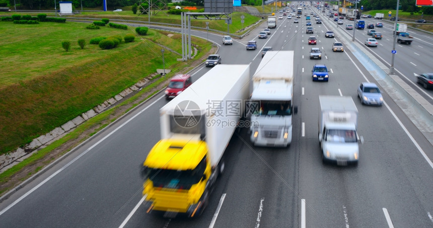 公路上有很多车牌模糊图片