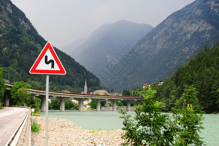 阿尔卑斯山脉迪德河沿线道路的危险曲标志图片