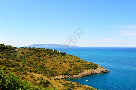 典型的意大利海景与山丘和缩海岸线图片