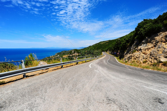 海岸沿山脉的通风路图片