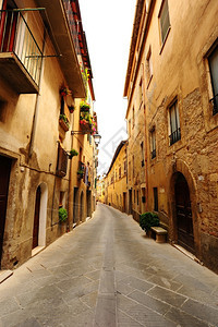 在典型的意大利中世纪镇与旧楼图片