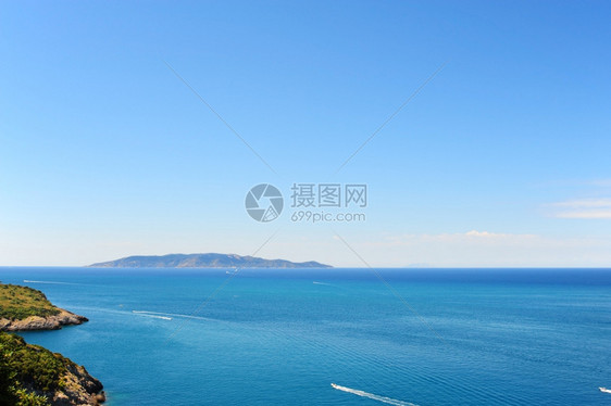 典型的意大利海景与山丘和缩海岸线图片