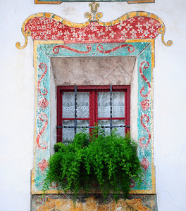 典型的意大利窗口装饰配有鲜花和Fresco图片