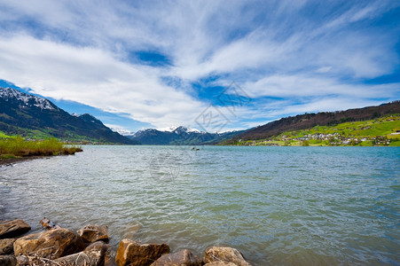 瑞士冰雪阿尔卑斯山脉背景上的Sarner湖图片