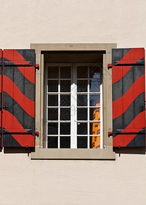装有橙幕和脱衣穿梭式开关机的简单窗口瑞士图片