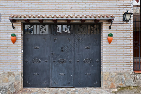 花朵装饰的西班牙住宅外观详情图片