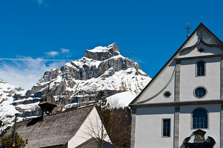 瑞士雪峰阿尔卑斯山背景教堂图片