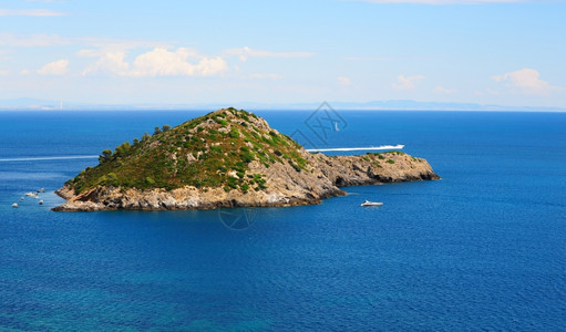 蒂尔赫尼安海的典型岛屿有山丘和斜坡的海岸线图片