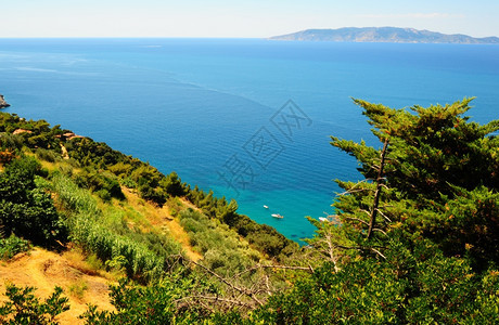 典型的意大利海景与山丘和缩海岸线图片