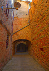 意大利Buonconconvente市与旧建筑的窄巷图片