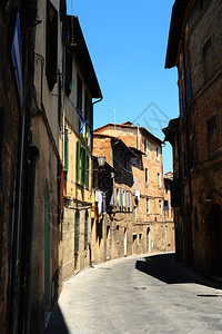 意大利锡耶纳市与旧楼的狭窄巷图片