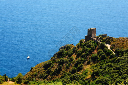 典型的意大利海景与中世纪堡垒的废墟图片