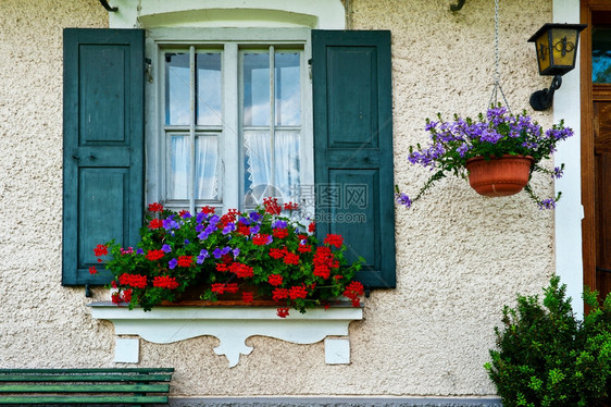 巴伐利亚窗口配有开放木制航天器装饰用鲜花图片
