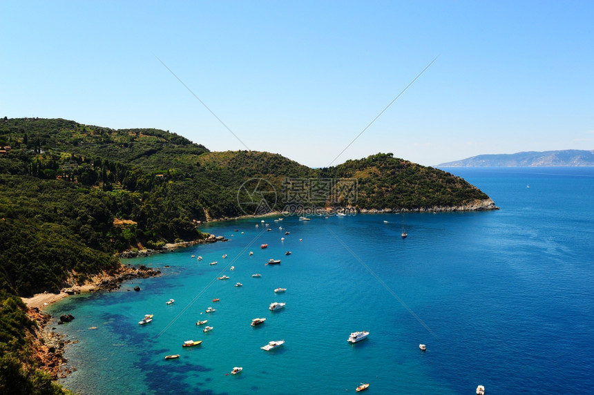 典型的意大利海景有山丘和缩进海岸线图片