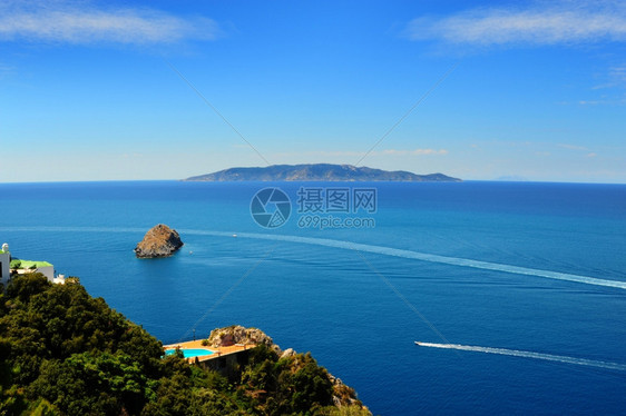 意大利与山丘和缩海岸线的景图片