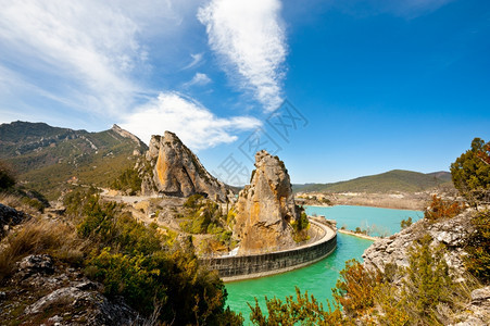 西班牙阿拉加河上的混凝土大坝图片