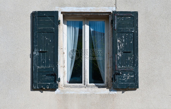 带有OpenWooden开木制关器的法国窗口图片