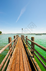 在德国巴伐利亚州基姆西湖停靠一艘游轮图片