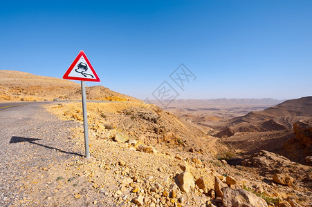 以色列内盖夫沙漠大克拉特山上方的阿法路图片
