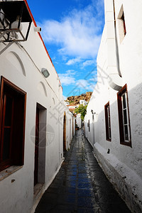 典型希腊市内与旧楼的窄巷图片