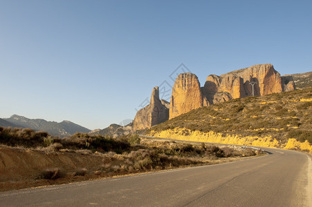 穿越西班牙峡谷的风山路图片