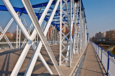 西班牙萨拉戈的埃布罗河上金属桥图片