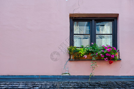 典型的巴伐利亚窗口装饰图片