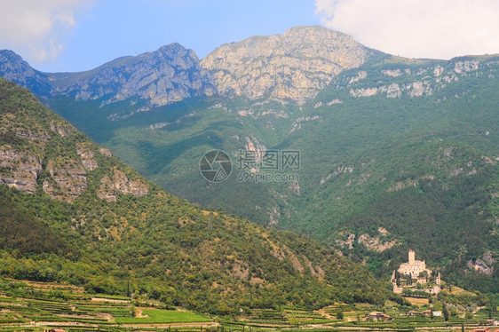 意大利阿尔卑斯山上的小村庄高地图片