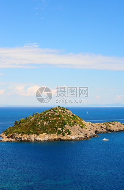 典型的意大利海景与山丘和缩海岸线图片