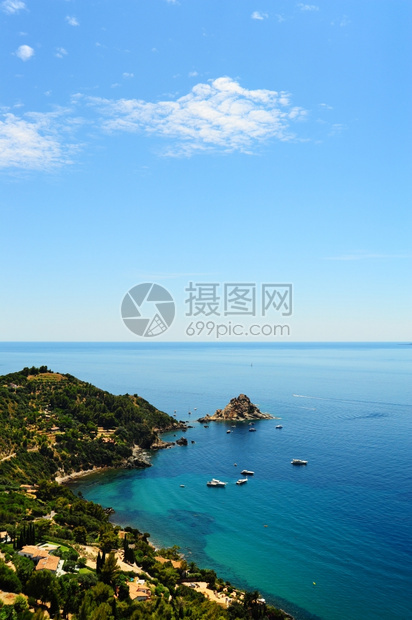 典型的意大利海景与山丘和缩海岸线图片