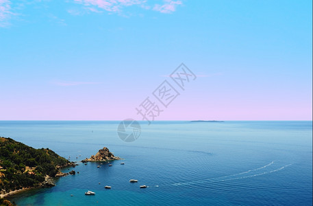 典型的意大利海景与山丘和缩海岸线图片
