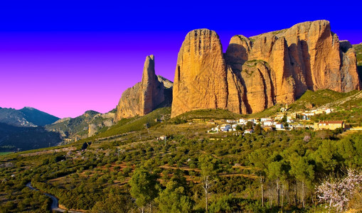 西班牙中世纪村位于比利牛斯山脉岩脚上的西班牙中世纪村日落图片
